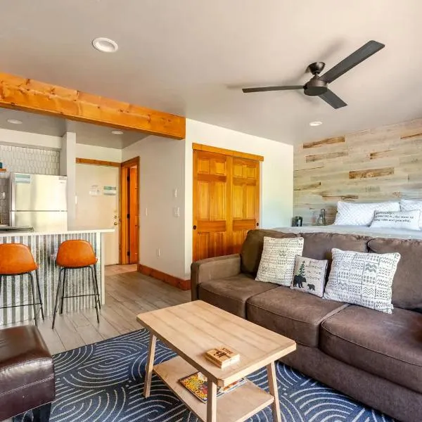 Der Steiermark 108 - Cozy King Studio Off Main St & Peak 9 with AC, Balcony, Shared Hot Tub & Free Parking, hotel in Breckenridge