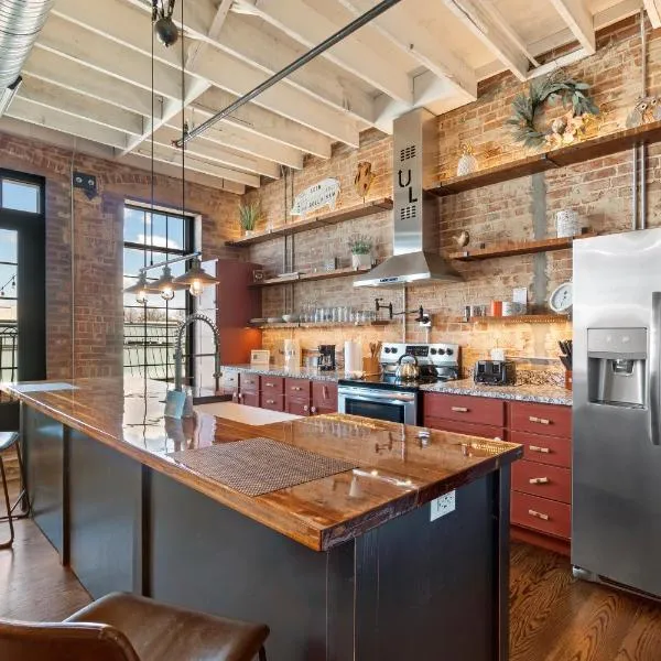 Downtown Urban Loft above Restaurant #7, hotel in Perryville