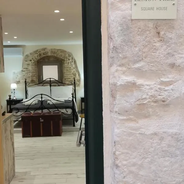 LEMON TREE Square house, מלון בCorfu