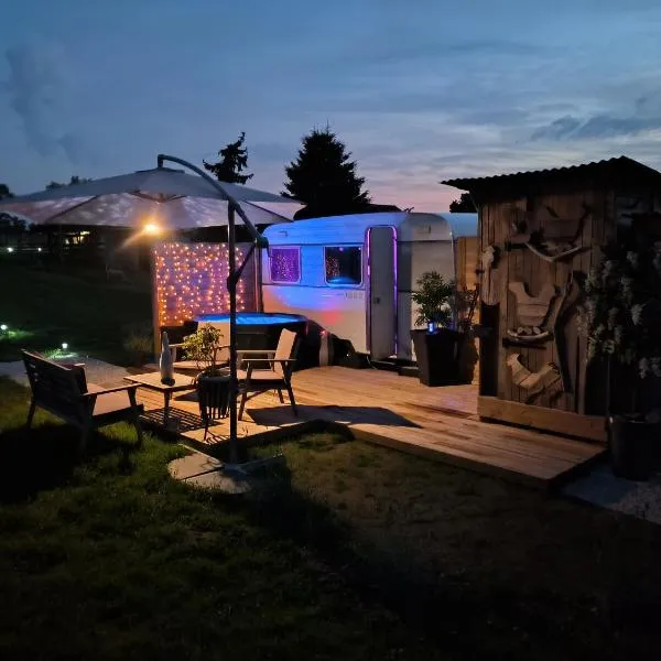 Caravane romantique " La Seventies" avec jacuzzi privatif, hotel in Lapalisse