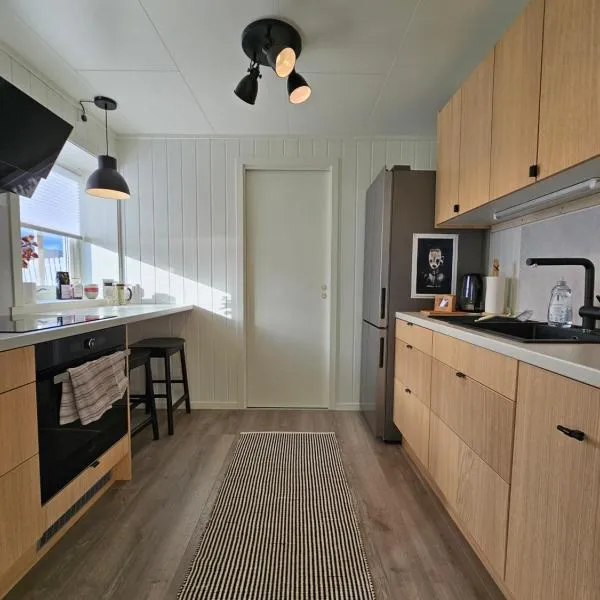 Bright and modern apartment with beautiful view, hotel in Hammerfest