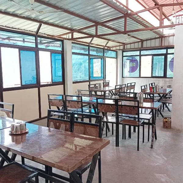 Vasudhara Hotel & Restaurant, hotel v mestu Pīpalkoti