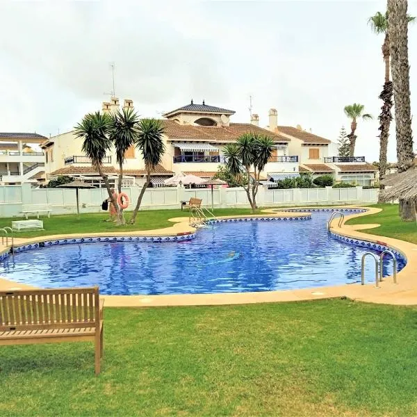 Chalet adosado en RIOMAR-3, urbanización residencial privada，位于拉奥拉达达的酒店