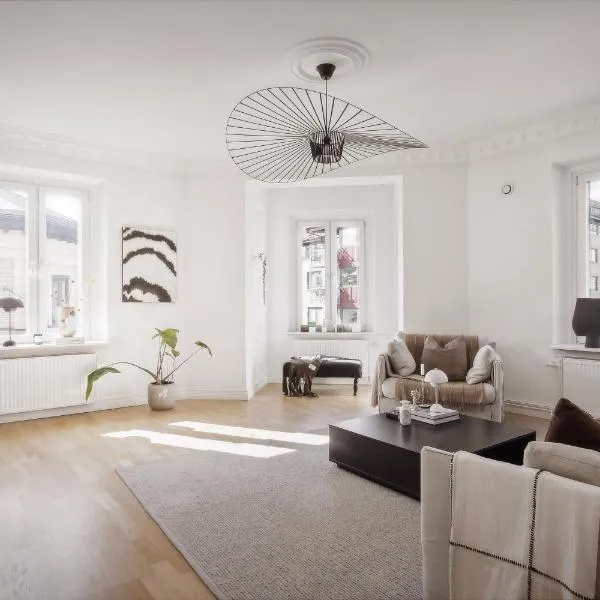 En sekelskifteslägenhet med grym utsikt i centrala Göteborg, hotel v destinaci Gothenburg