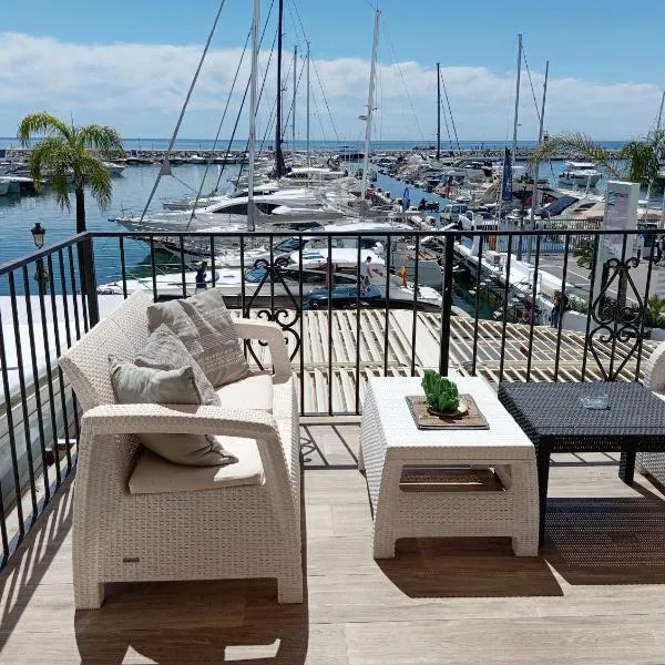 Sea front apartment in Puerto Banús, hotel u gradu 'Marbella'
