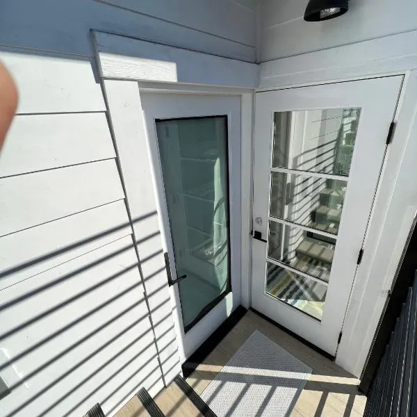 Contemporary Guest Studio with Roof-top Deck Walk to Santa Monica Beach, Hotel in Santa Monica