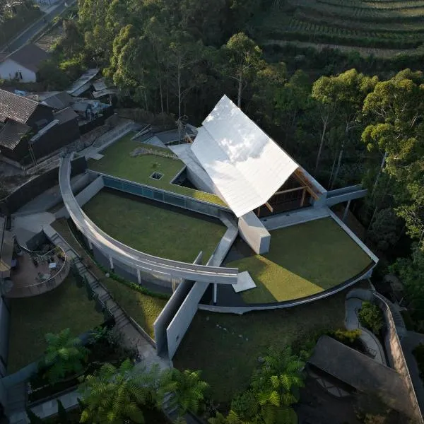 Sunsetfalls Gardens and Resort, hotel in Magelang