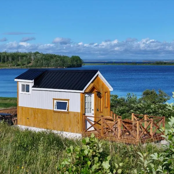Waterfront Tiny House near Pomquet Beach- Winterized, hotel v destinaci Antigonish