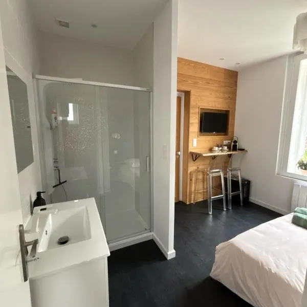 Chambre privée Au pied des Vosges entrée et terrasse privatives, proche gare et centre-ville, Hotel in Remiremont