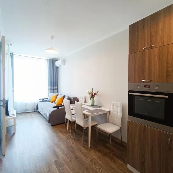 Зручна квартира в ЖК Комфорт Таун, hotel in Kyiv
