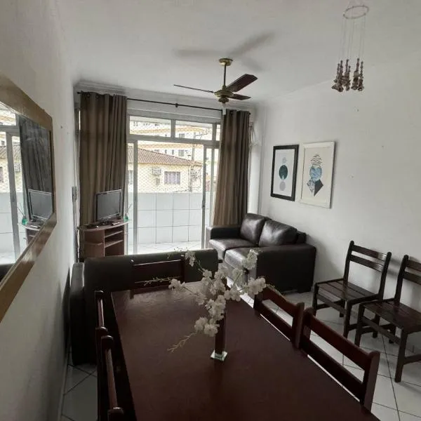 Apartamento uma Quadra da Praia das Astúrias, hotel v destinaci Guarujá