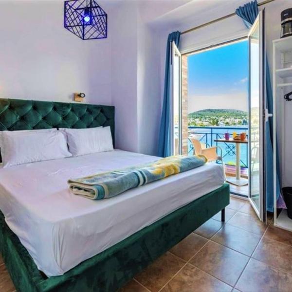 blue Hotel, Selínia