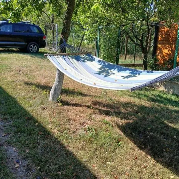 colina farm camping cort, hotel in Găgeni