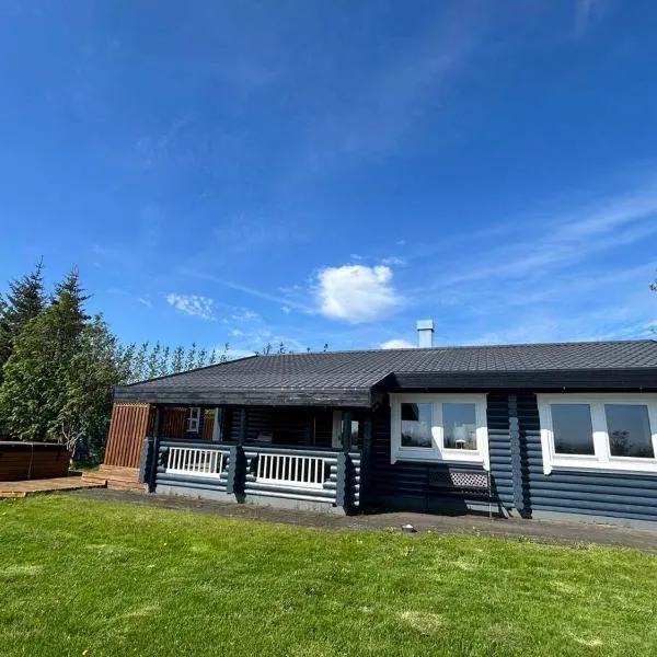 Luxury cottage located in the Golden Circle, mountain view!, Hotel in Laugarvatn