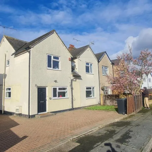 6 Bedroom Spacious villa, Free Parking, отель в городе Byfleet