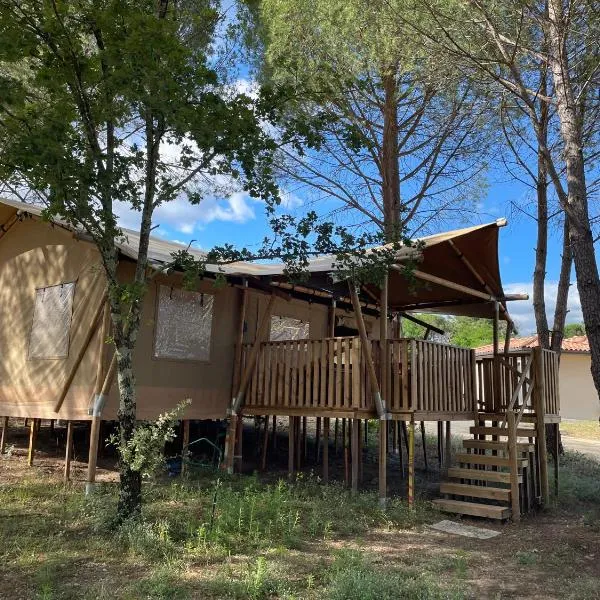 Tente chauffée avec piscine lagon, hotel in Vallon-Pont-dʼArc
