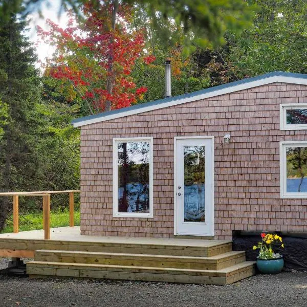 Tiny Loon and Mayfly Tiny House，Strathlorne的飯店
