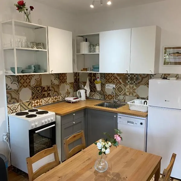 Deskos Cottage in Sutomore, hôtel à Zgrada