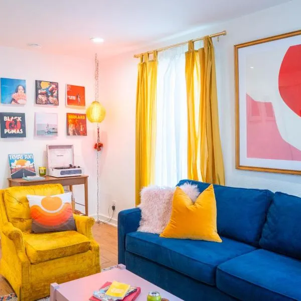 Stylish, Artsy Bungalow Central Eastside, hotel in Austin