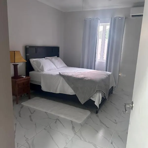 Em & Emm Vacation Apt, hotel din Christ Church