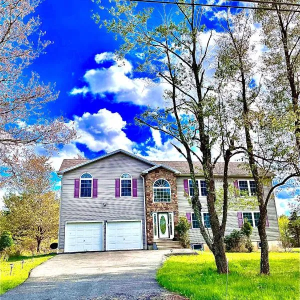 Huge villa in the hearth of Poconos near all., hotel in Long Pond