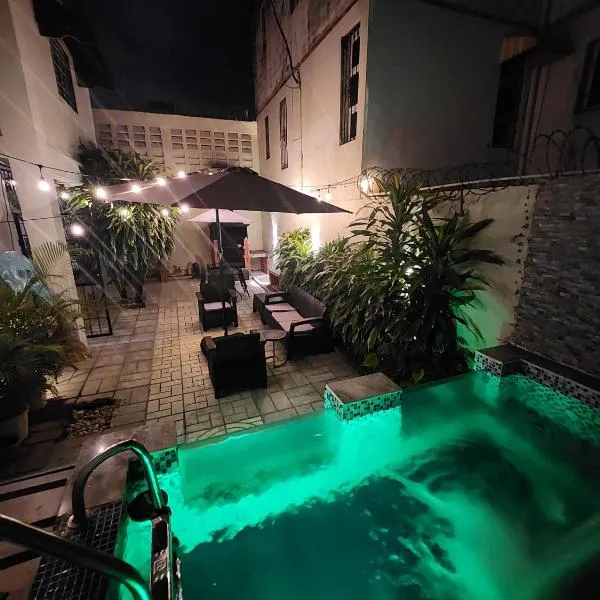 Private House with Pool, AC, BBQ, Fast Wi-Fi, Pet & Family Friendly, Near Colonial Zone, Mirador Sur Park & Ocean, in Santo Domingo, hôtel à Saint-Domingue