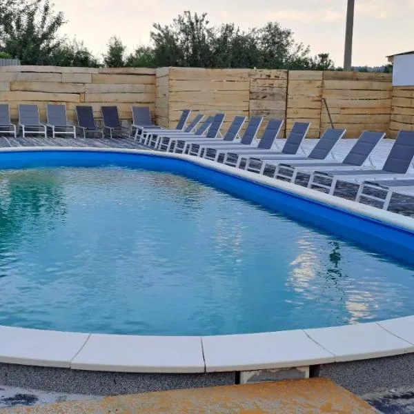 Borderline Accomodation, מלון בברזסקה