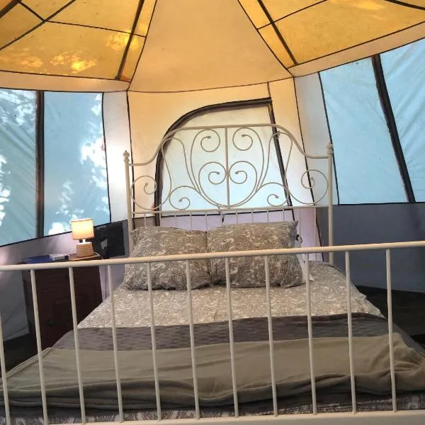 Camping Au Lac Du Drennec Glamping Tent, hotel in Commana