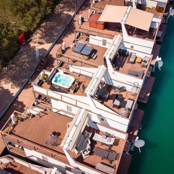 Floating Sea House Panther Superior, hotel v Portoroži