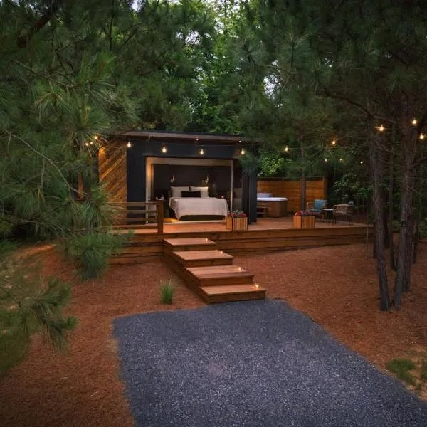 Luxury tiny house with hot tub and private deck!, hotel Guntersville-ben