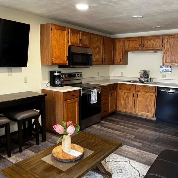 ParkWay Yellowstone Riverside Studio #6, hotel in Gardiner