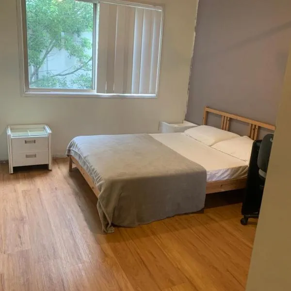 Sky BnB room with own bathroom，位于黄金海岸的酒店