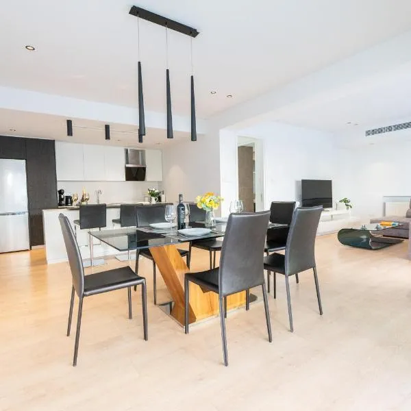 WealthyStays - Deluxe Downtown with spacious balcony, hôtel à Nicosie