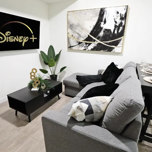 Elegant Escape with King Bed, Long Stays, WEM, Disney, hotel in Edmonton