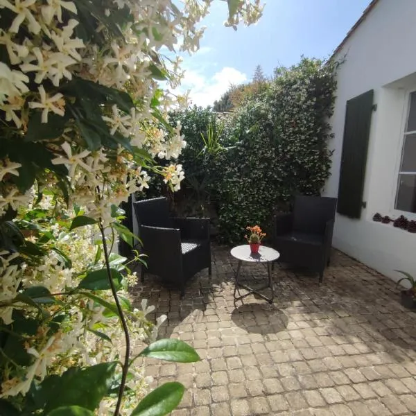 LE PATIO chaleureuse maison à 150 mètres de la mer, hotel in Le Bois-Plage-en-Ré