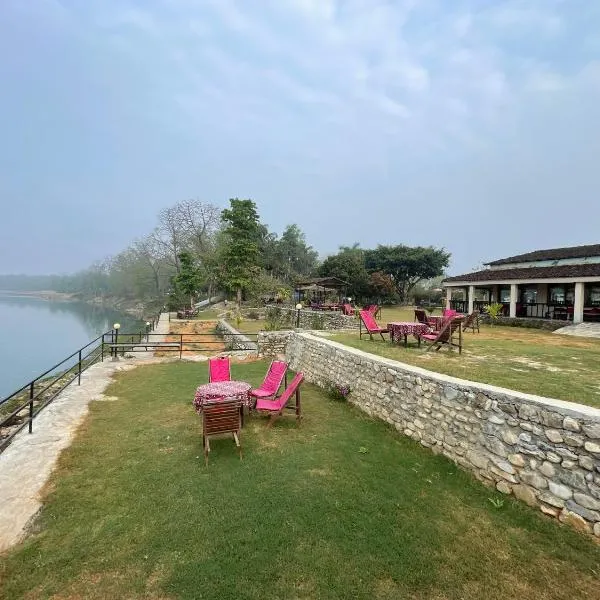 Chitwan Riverside Resort, hotel di Sauraha