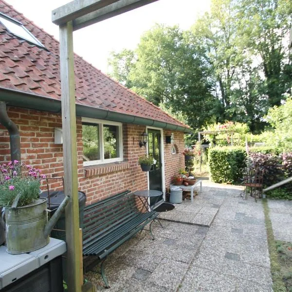 Karin's kruidenhoeve appartement Goudsbloem, hotel u gradu Lutten