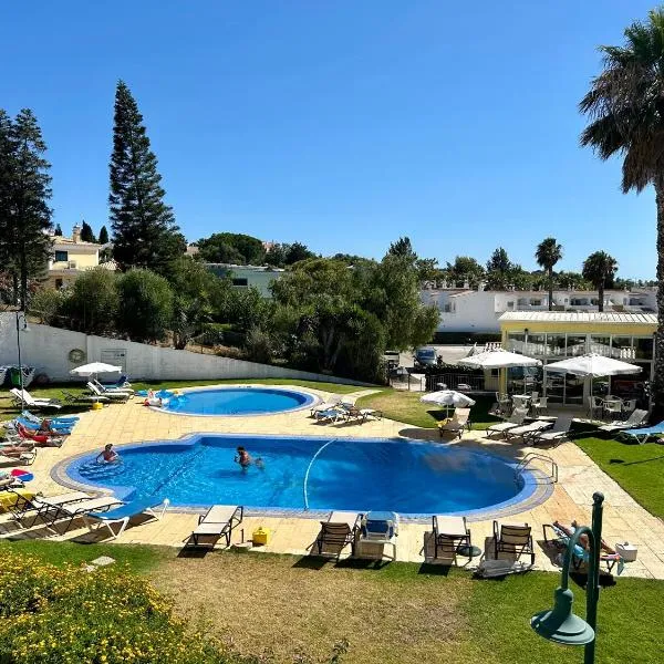 Apartamentos Santa Teresinha, hotel in Alvor