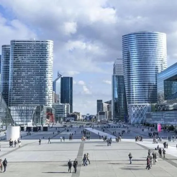Paris La Defense - Modern Apartment with Jacuzzi, hotel v destinaci Courbevoie