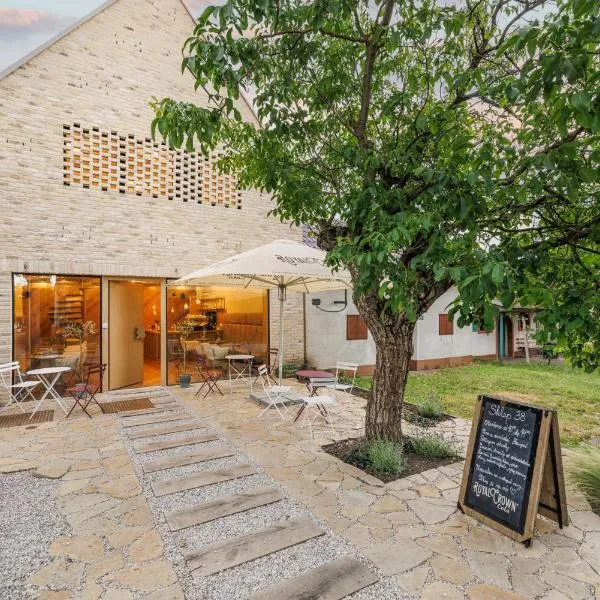 SKLEP 38, hotel in Velké Bílovice