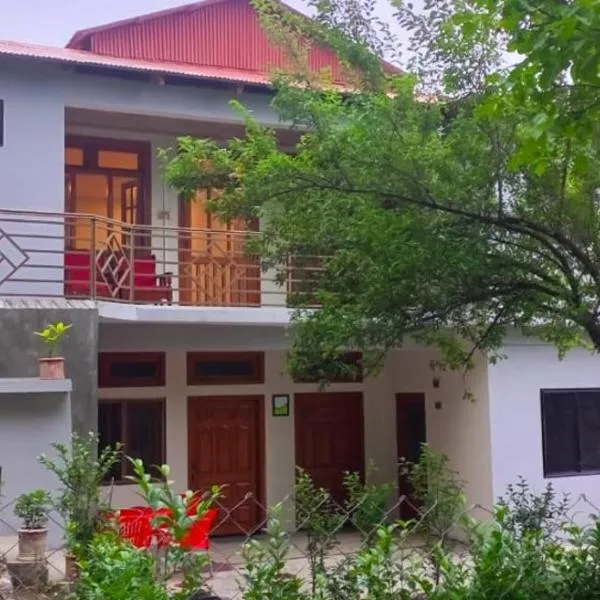 Pine Peak Lodges, hotel em Kālābāgh