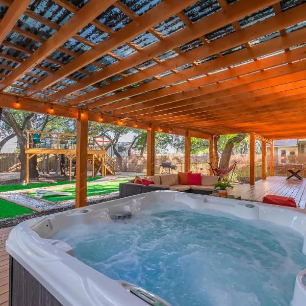 Luxurious home with Hot tub & Tree Deck by 6Flags, hotel a San Antonio
