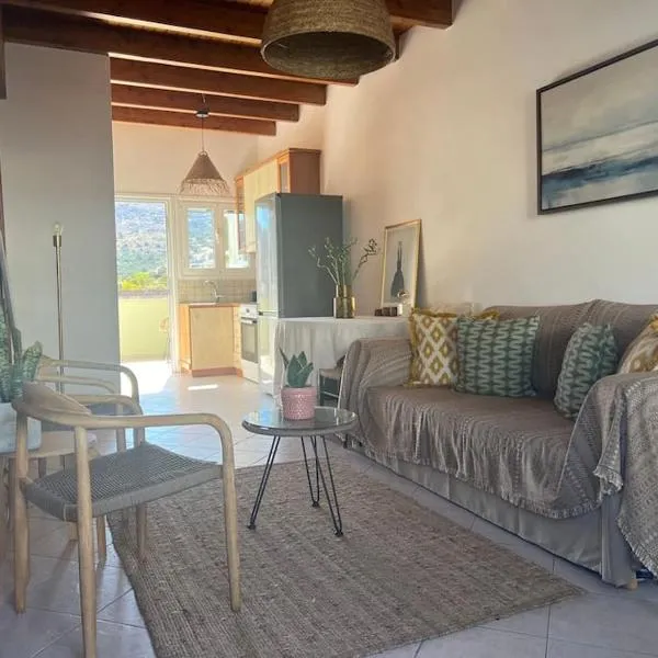 Perdika's Cove, spacious sea view family home, hotel v destinaci Perdhika