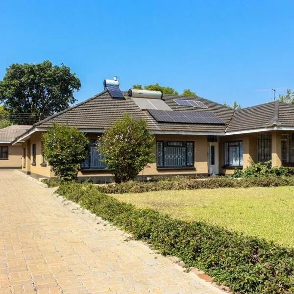 Little Oasis Self Catering Cottage، فندق في هراري