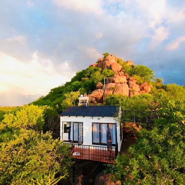 Makgobelo Lodge -The White House - Solar powered, hotel v destinaci Ga-Mokalapa