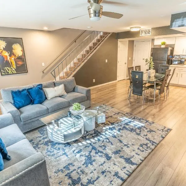 Spacious 2-Bedroom Townhouse with Pool & Private Patio in Central Las Vegas，位于拉斯维加斯的酒店