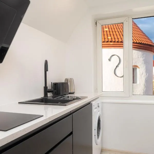 Pärnu Old Town Apartment with Patio, hotel en Pärnu