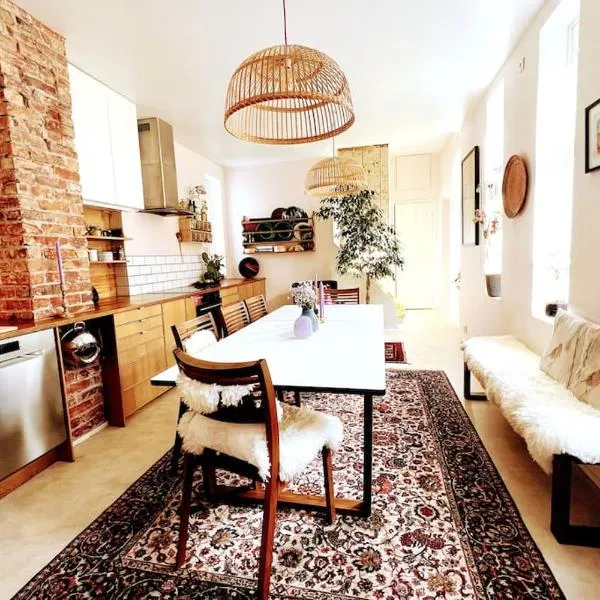 Spacious historical art oasis in the city center, hotel v destinaci Bergen