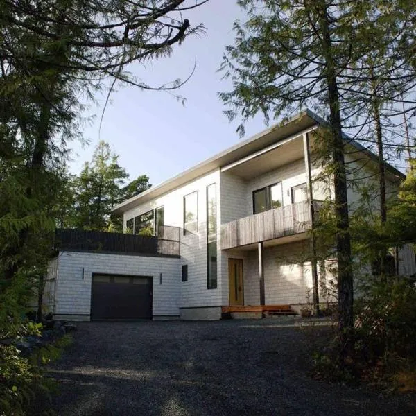 WHITE HAUS w private sauna and close to beach, hotel in Ucluelet