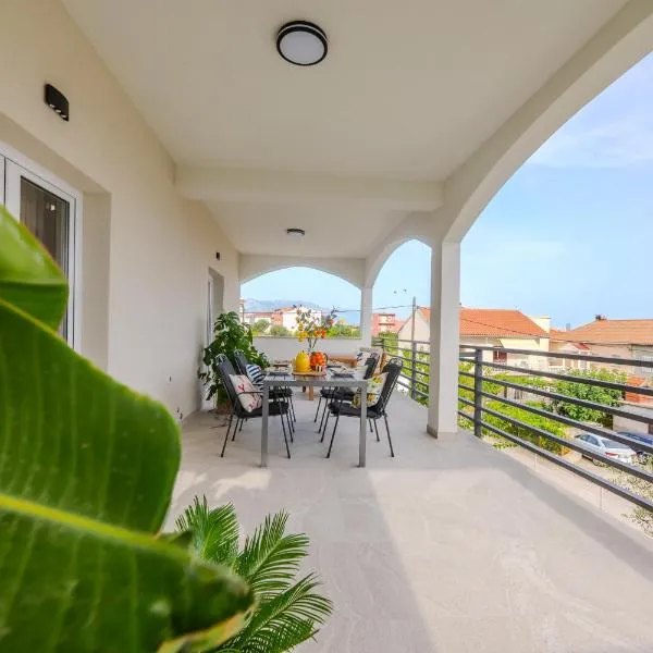 Luxury apartments Marino near beach, hotel in Kaštela